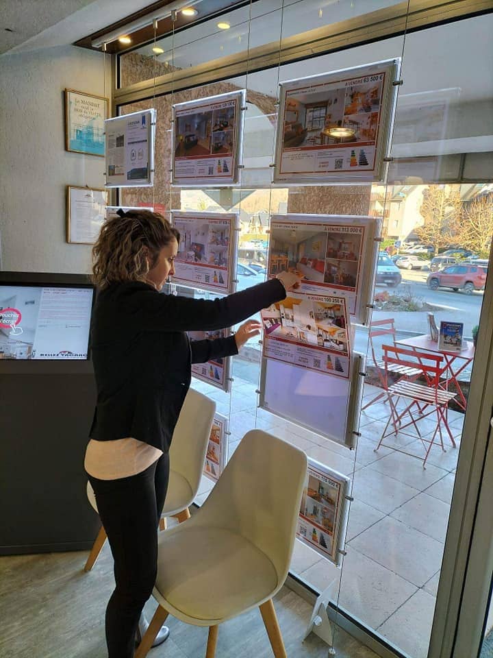 carole-assistante-commerciale-vitrine-agence